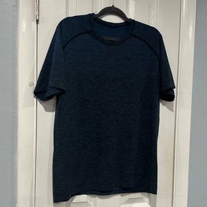 EUC Lululemon Men’s Metal Vent Tech shirt - large